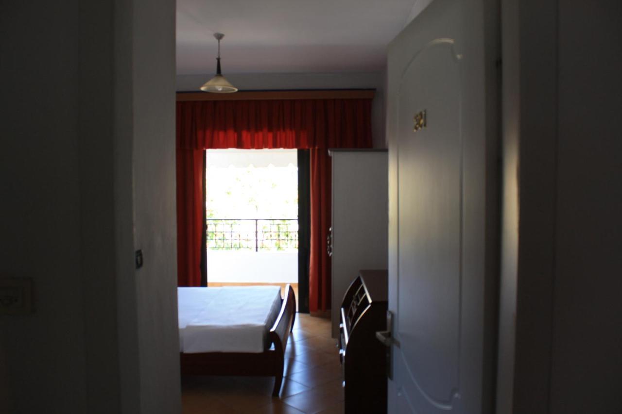 Kanina Hotel&Hostel Sarandë Exteriör bild